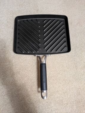 Calphalon Pan.  Non Stick.  Never Used, Bottom Has Some Marks From Being Stored.